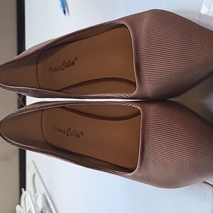 New heels never worn Venus Celia size 40  (8.5 brown color